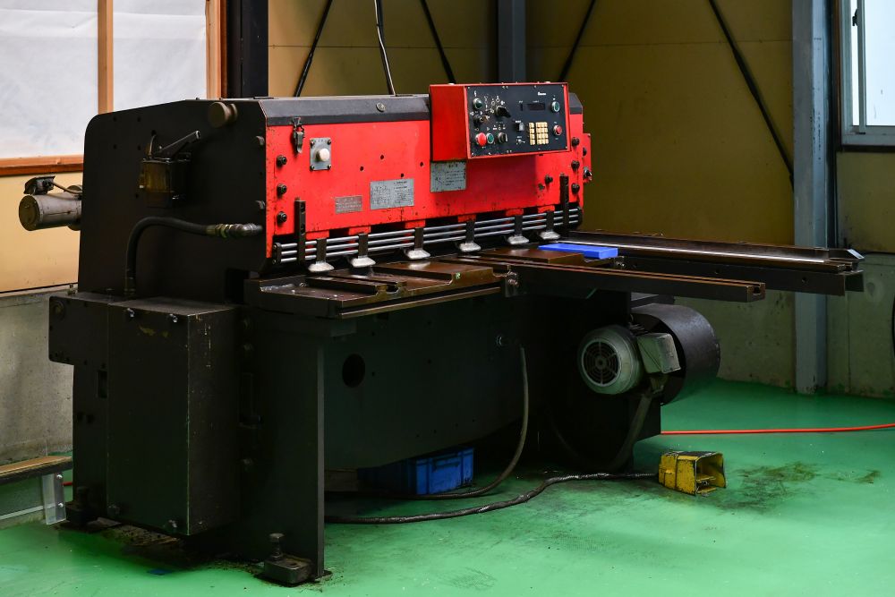 シャーリング　/　アマダ ｜プラスチック（樹脂）加工専門｜有限会社エナテック 福井｜各種工業用部品 / 店舗用プライスレール・POPケース / 店舗用什器・展示台