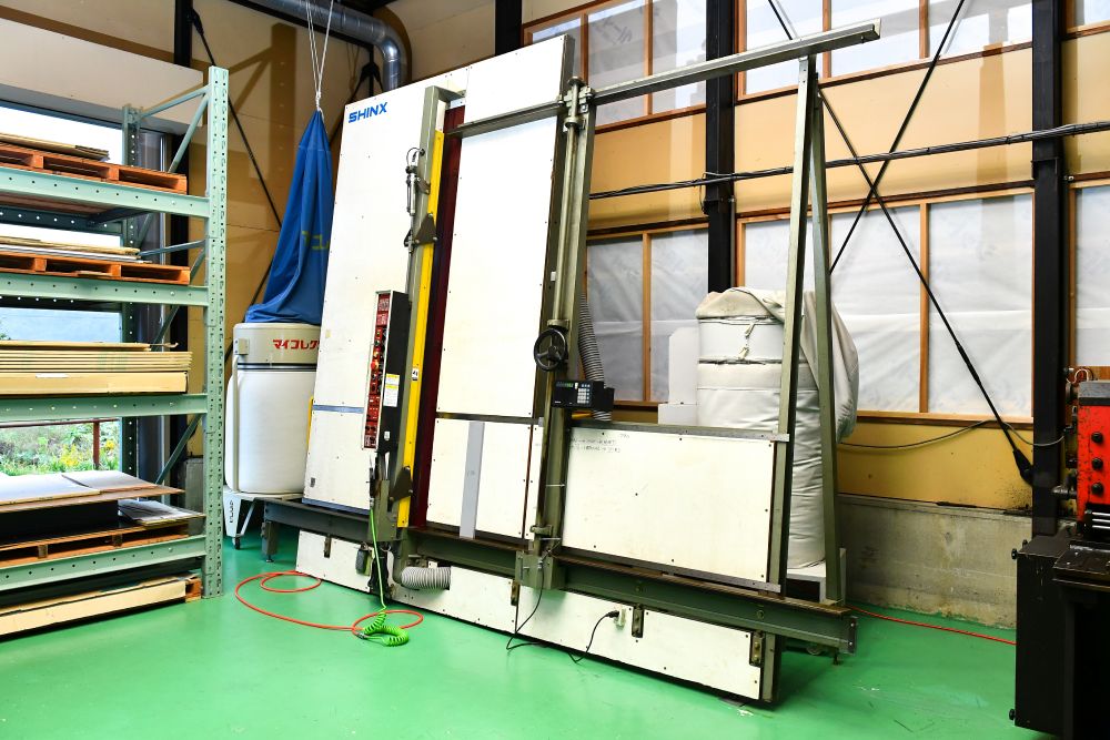 パネルソー　/　SHINX　/　2台｜プラスチック（樹脂）加工専門｜有限会社エナテック 福井｜各種工業用部品 / 店舗用プライスレール・POPケース / 店舗用什器・展示台