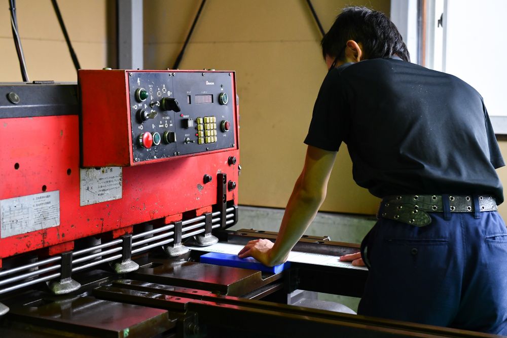 多種多様な材質に対応する切断工程｜プラスチック（樹脂）加工専門｜有限会社エナテック 福井｜各種工業用部品 / 店舗用プライスレール・POPケース / 店舗用什器・展示台