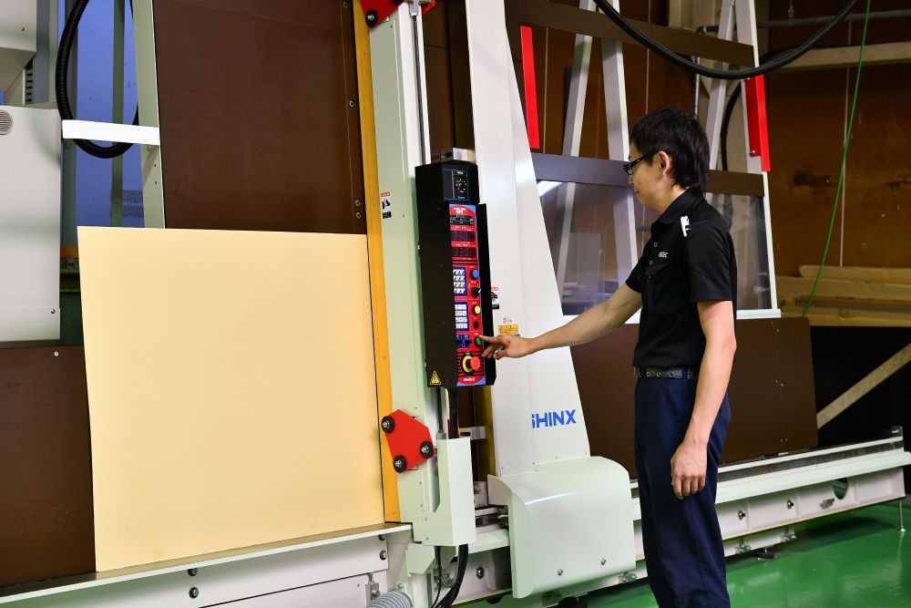 多種多様な材質に対応する切断工程｜プラスチック（樹脂）加工専門｜有限会社エナテック 福井｜各種工業用部品 / 店舗用プライスレール・POPケース / 店舗用什器・展示台