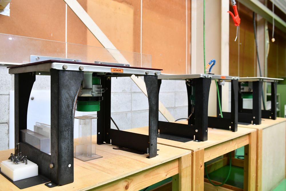 面取り機　/　4台｜プラスチック（樹脂）加工専門｜有限会社エナテック 福井｜各種工業用部品 / 店舗用プライスレール・POPケース / 店舗用什器・展示台