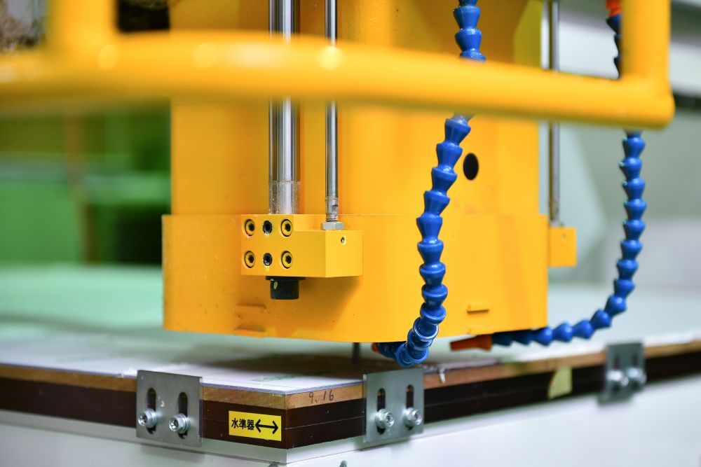 樹脂(プラスチック)の大型サイズの加工に対応可能｜プラスチック（樹脂）加工専門｜有限会社エナテック 福井｜各種工業用部品 / 店舗用プライスレール・POPケース / 店舗用什器・展示台