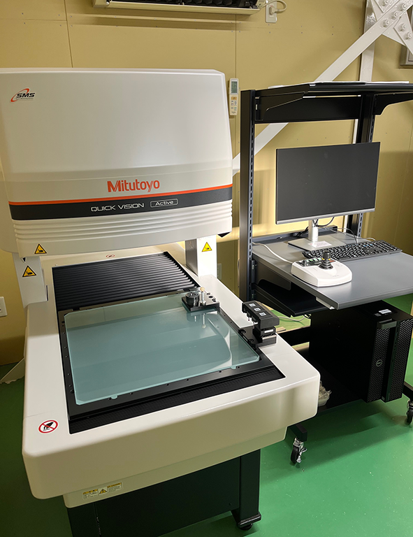 CNC画像測定器(3次元測定機能付)　/　Mitutoyo｜プラスチック（樹脂）加工専門｜有限会社エナテック 福井｜各種工業用部品 / 店舗用プライスレール・POPケース / 店舗用什器・展示台