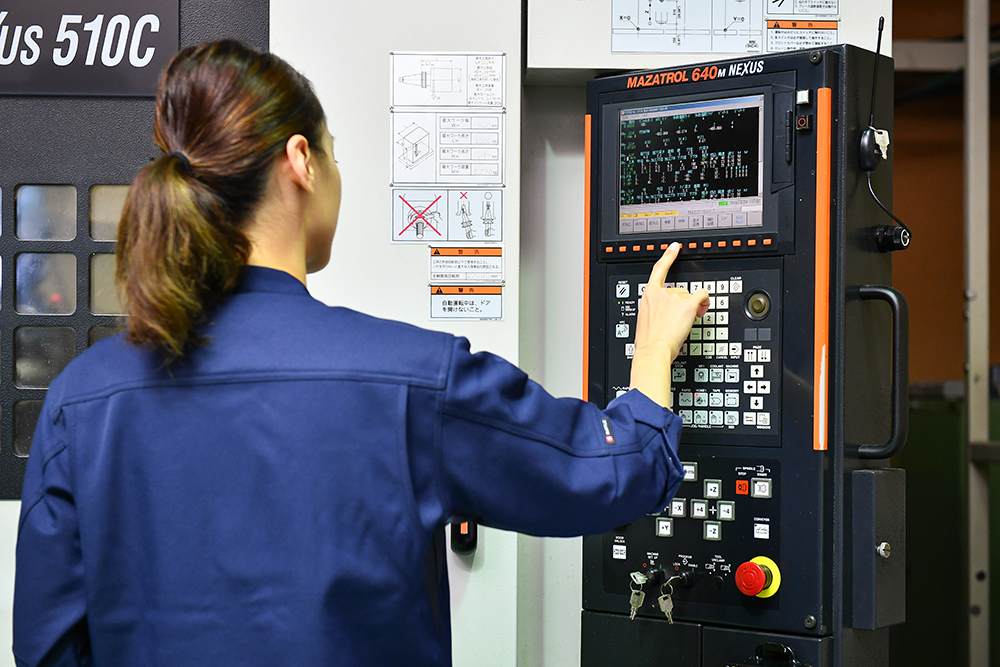 エナテック採用情報｜プラスチック（樹脂）加工専門｜有限会社エナテック 福井｜各種工業用部品 / 店舗用プライスレール・POPケース / 店舗用什器・展示台